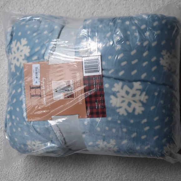 Snowflake Sherpa Adult Size Hooded Throw - Picture 3 of 7